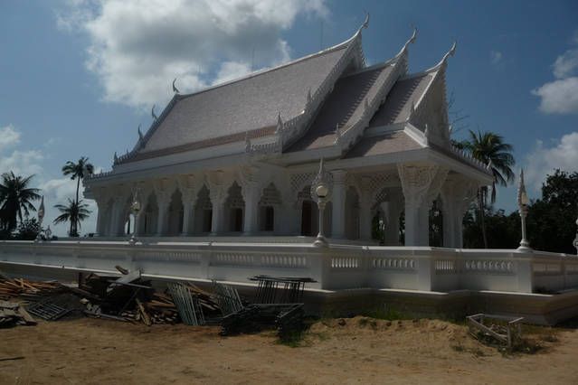 Chaweng white temple not far from the studio rent 